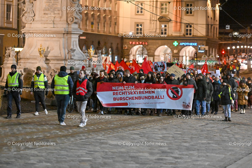 Demonstration Linz gegen rechts_ gegen Burschenbundball_ 04.02.2023-8 | 04.02.2023, Linz, AUT, DemonstrationLinz gegen rechts, gegen Burschenbundball im Bild Kundgebungsteilnehmer, Demonstranten, Transparente, Plakate