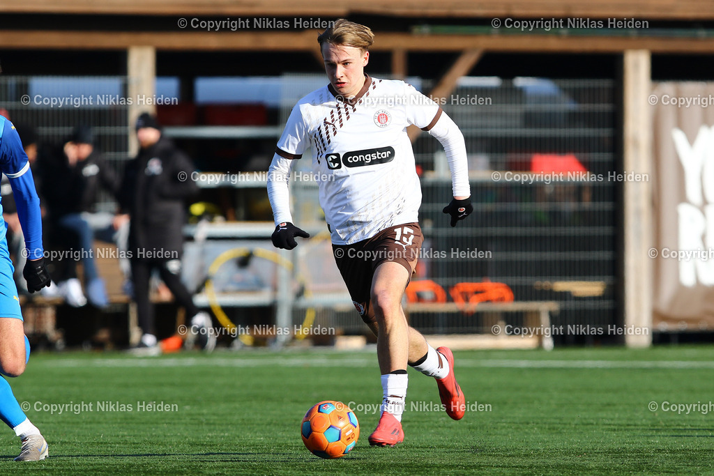 NH_FCStPauliU23_EintrachtBraunschweigU23_Testspiel_02022025 | #15 Tim Jonas Hoffmann (FC St. Pauli U23)Fußball I Herren I Testspiel I Saison 2024-2025 I FC St. Pauli U23 - Eintracht Braunschweig U23 I 02.02.2025 I Sportplatz Brummerskamp