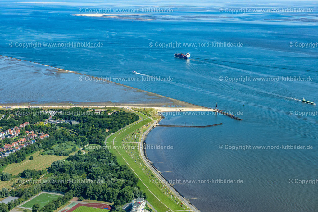 Cuxhaven_Kugelbake_ELS_9811130822 | CUXHAVEN 13.08.2022 Die Kugelbake im Wattenmeer der Nordsee- Küste in Sahlenburg in Cuxhaven im Bundesland Niedersachsen. Die Kugelbake ist ein aus Holz errichtetes Seezeichen. Gemessen vom mittleren Tidehochwasser bis zur Mitte der kleinen Kugel beträgt ihre Höhe 28,4 m. Nach unten geht es auf dem Sandweg zum Döser Deich, rechts ist das Wasser der Elbe. // The Kugelbake in the Wadden Sea the North Sea coast in Sahlenburg in Cuxhaven in Lower Saxony. The Kugelbake is made of wood, navaids. Measured from the mean high tide to the middle of the small ball is their height 28.4 m. Down it goes on the sandy path to Doeser dike, right the water is the same. Foto: Martin Elsen