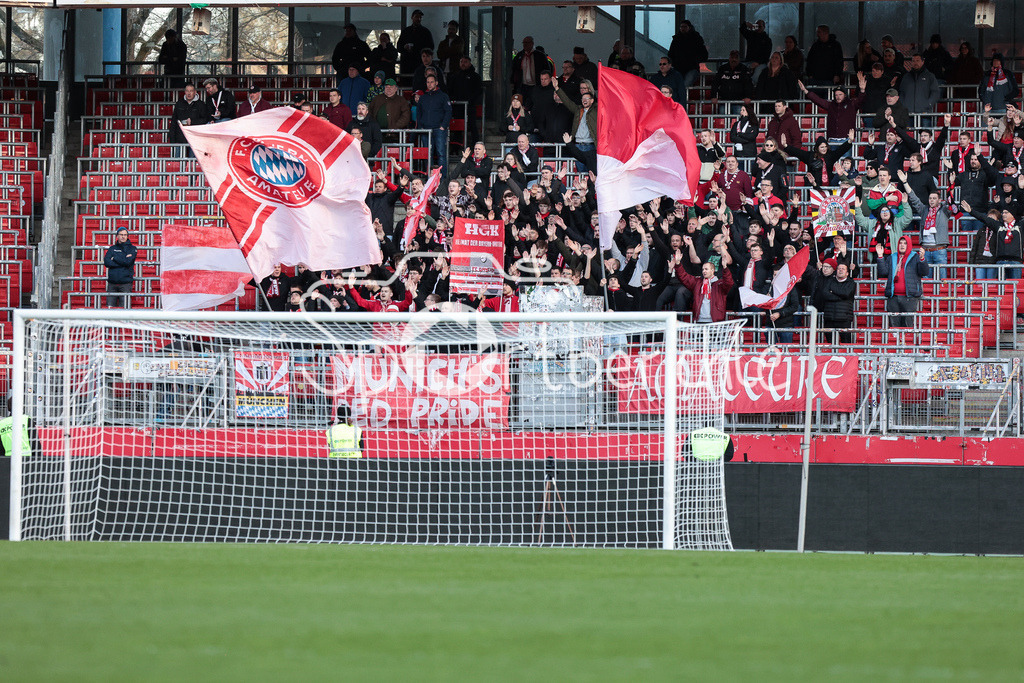 1. FC Nürnberg II - FC Bayern Amateure | Unterstuetzung aus München / Fans der Bayern Amateure in Nürnberg / Zuschauer / Ultras