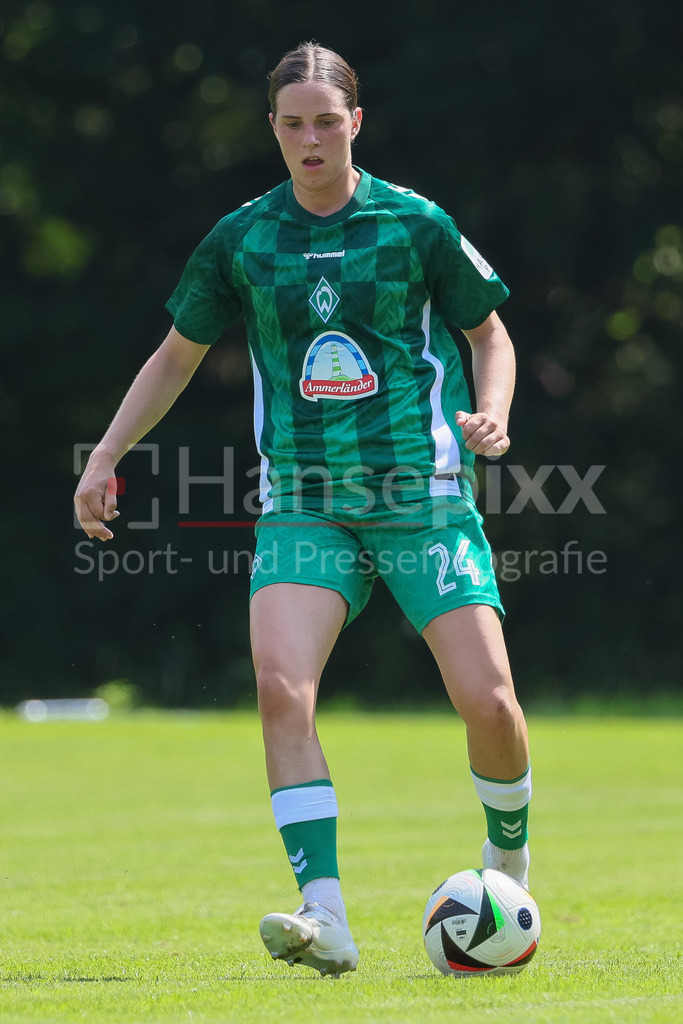 Fussball, Testspiel Frauen, SV Henstedt-Ulzburg - SV Werder Bremen | v.li.: Lara Schmidt (SV Werder Bremen, 24) am Ball, Freisteller, Einzelbild, Ganzkörper, Aktion, Action, Spielszene