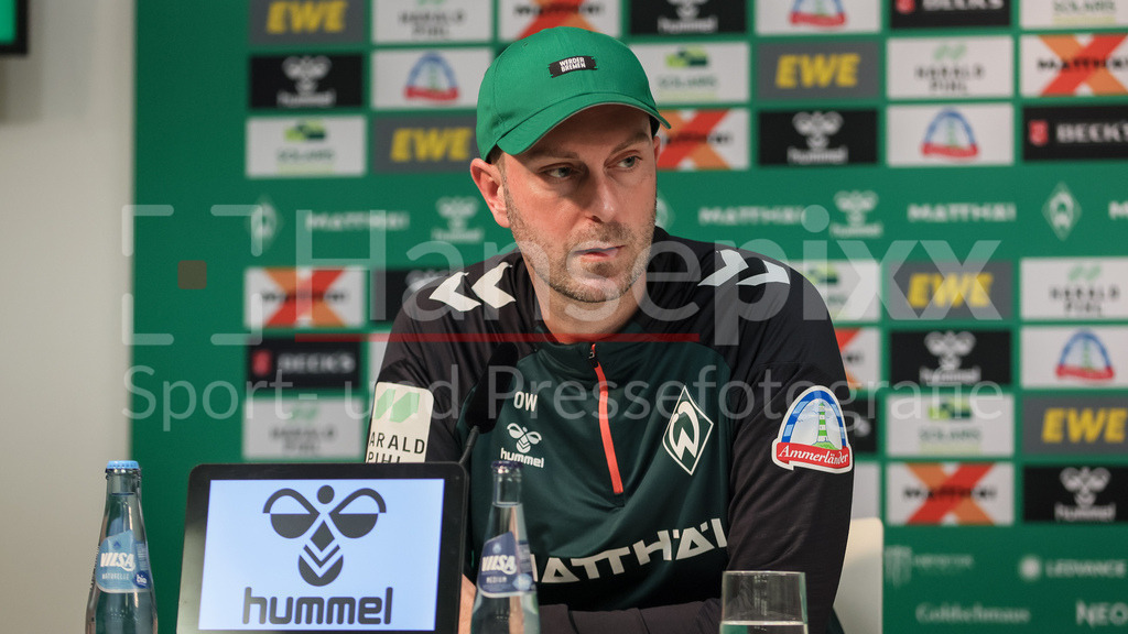 Fussball, Bundesliga, SV Werder Bremen - FC Bayern München | v.li.: Ole Werner (Trainer, Cheftrainer, SV Werder Bremen) während der Pressekonferenz, Portrait, Nahaufnahme, Einzelfoto, Einzelbild, DIE DFL-RICHTLINIEN UNTERSAGEN JEGLICHE NUTZUNG VON FOTOS ALS SEQUENZBILDER UND/ODER VIDEOÄHNLICHE FOTOSTRECKEN. DFL REGULATIONS PROHIBIT ANY USE OF PHOTOGRAPHS AS IMAGE SEQUENCES AND/OR QUASI-VIDEO.