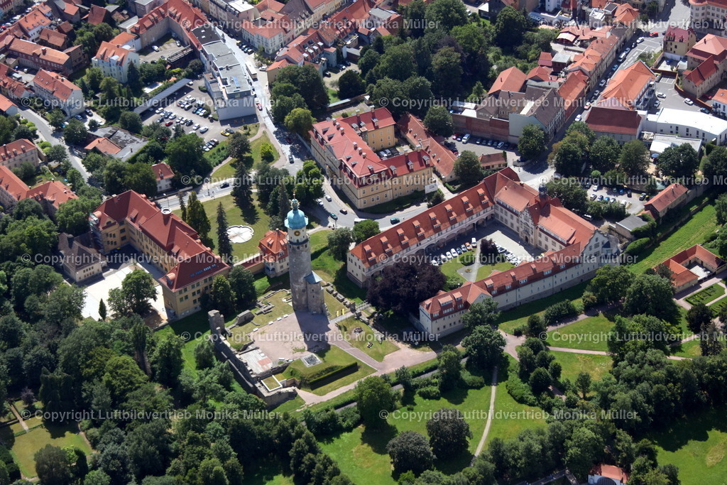 Arnstadt, Schloß-Ruine Neideck DSC 0694-1 | Das Luftbild zeigt die Schloß-Ruine Neideck in Arnstadt in Thüringen. Ebenfalls auf dem Luftbild zu erkennen ist das Landratsamt und der Schloßpark.  - Realisiert mit Pictrs.com