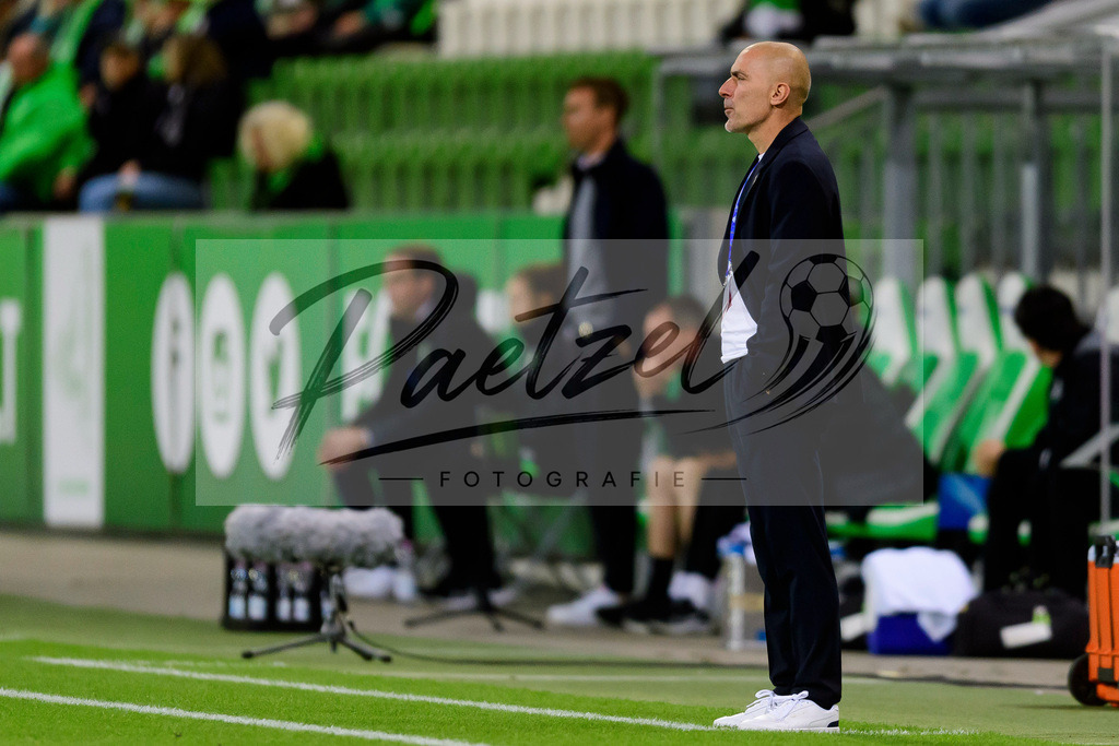WOBSER20211013_003 | Fussball, Frauen: Trainer Eric Severac (Servette FCCF) in Aktion, am Ball, Einzelaktion beim Spiel der UEFA Women´s Champions League zwischen VfL Wolfsburg und Servette FC im AOK-Stadion am 13.10.2021 in Wolfsburg, Deutschland. - Realisiert mit Pictrs.com