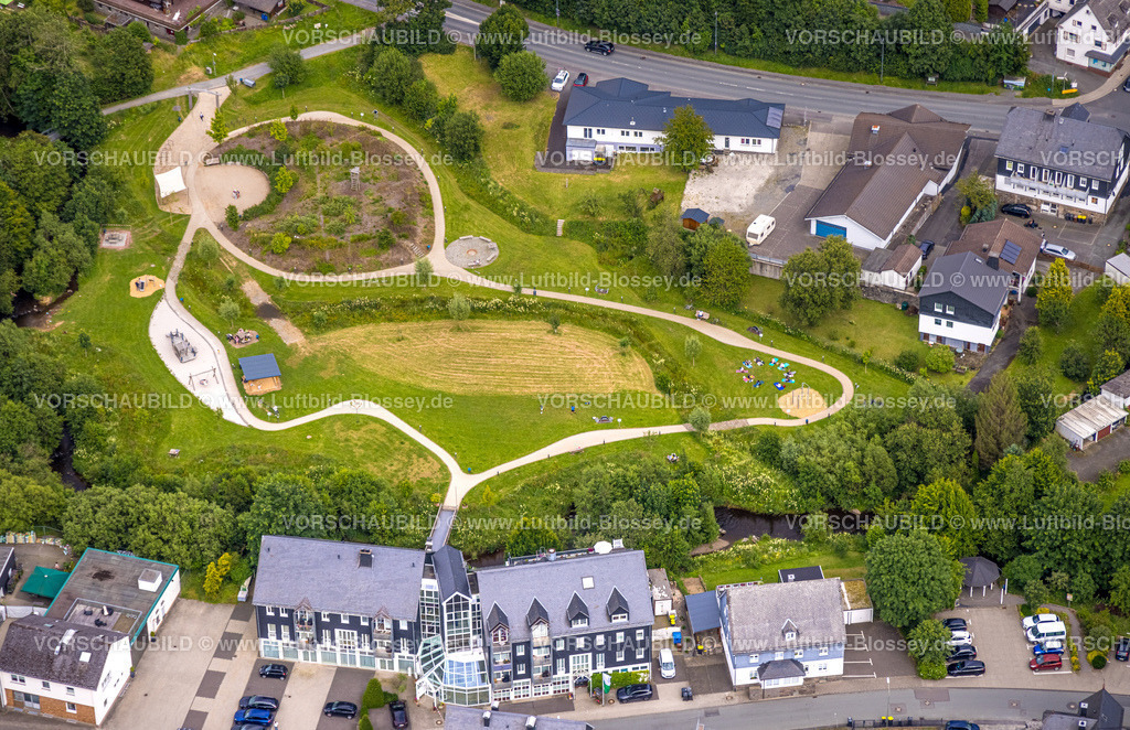 Erndtebrueck240709782 | Luftbild, Ederauenpark und Fluss Eder, spielende Kinder und Freizeitaktivität, Erndtebrück, Kreis Siegen-Wittgenstein, Nordrhein-Westfalen, Deutschland