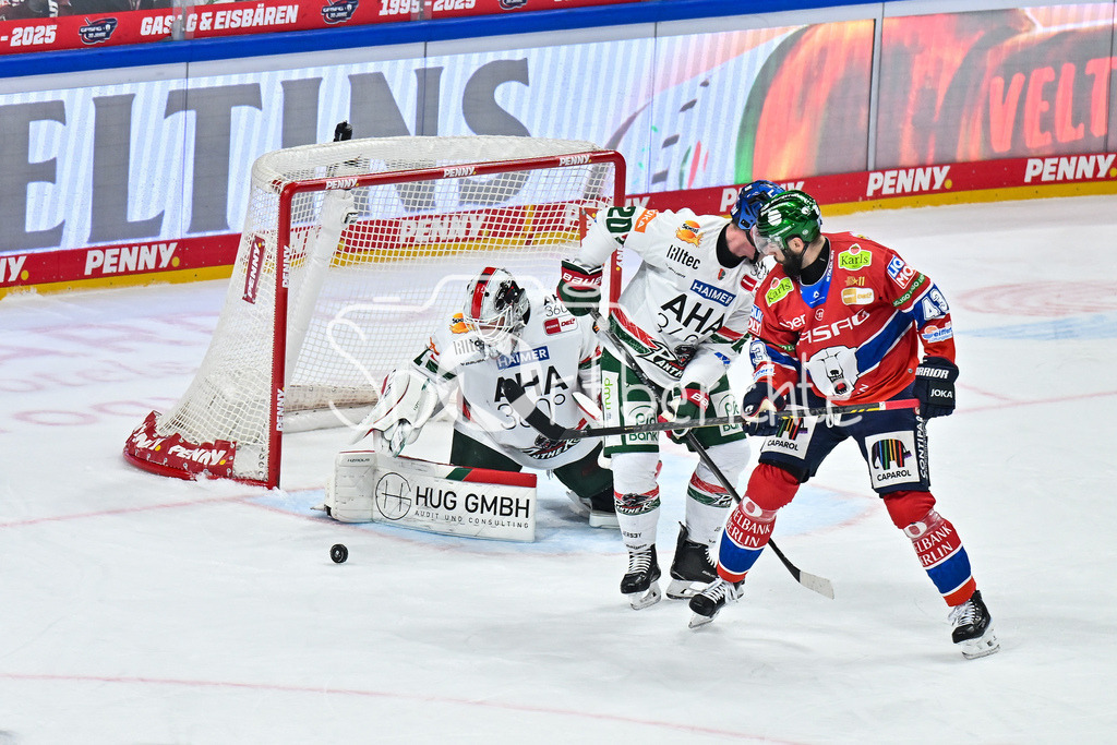 Eisbären Berlin - Augsburger Panther | BERLIN, GERMANY - 04. JANUARY: v. l. Peyton JONES (Augsburger Panther 41), Cody KUNYK (Augsburger Panther 20) und Andreas EDER (Eisbären Berlin 43) während dem Match zwischen den Eisbären Berlin und den Augsburger Panthern am 36. Spieltag der Penny DEL in der UBER Arena