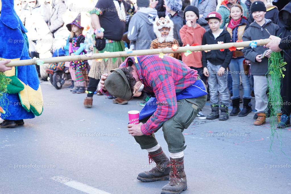 news-2023-Feb16-Unsinniger_Fasching_Reutte-sony-DSC02430 | Info aus dem Bezirk Reutte/Ausserfern Tirol sowie eine umfangreiche Bilddatenbank über die gesamte Region: Lechtal, Talkessel Reutte, Tannheimertal, Zwischentoren. Lech, Plansee, Zugspitze, Grenztunnel, B179, Fernpassstraße, Verkehr, Lawinen, Tradition, - Realisiert mit Pictrs.com