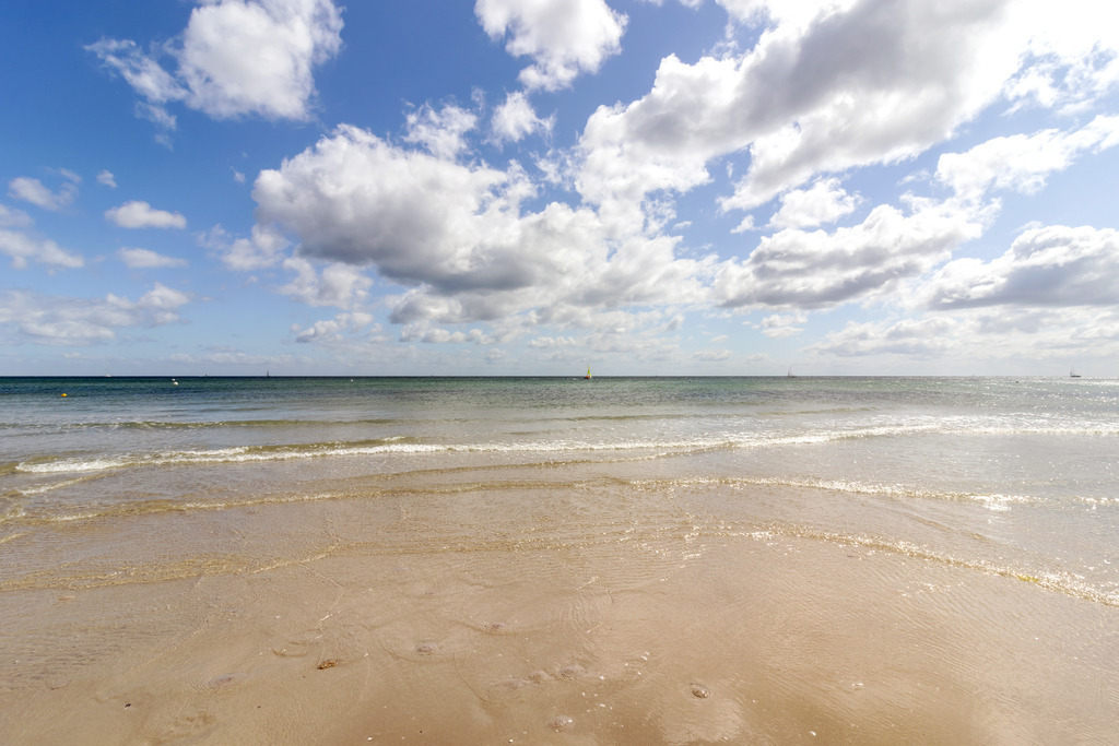 Akustikbild: Sonniges Meer in Damp | Dieses Akustikbild im Querformat zeigt kleine Ostseewellen im Sonnenlicht in Damp. Da das Wasser an dieser Stelle sehr flach ist, kann man gut das Beige des Meeresbodens erkennen. Am blauen Himmel sind wunderschöne Schäfchenwolken. Holen Sie sich diese schöne Wandbild nach Hause und fühlen Sie sich jeden Tag wie im Urlaub. Dieses Wandbild ist als Leinwand, als Acrylglas/Glasbild und Alu-Dibond in vielen Abmessungen erhältlich und wird individuell für Sie produziert. Ideal fürs Wohnzimmer, Schlafzimmer, Küche, die Ferienwohnung, das Hotelzimmer, das Büro oder die Praxis.  - Realisiert mit Pictrs.com