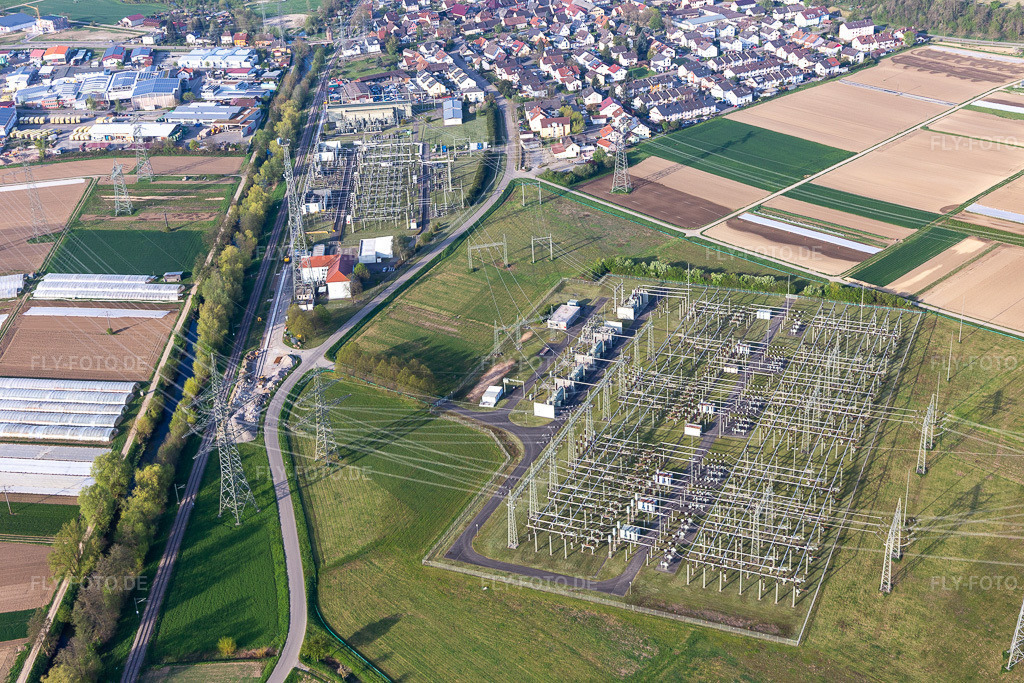 Luftbild: Gelände des Umspannwerkes zur Spannungs- Wandlung und elektrischen Strom- Versorgung der ENBW. in Eichstetten am Kaiserstuhl im Bundesland Baden-Württemberg in Deutschland. Foto: IMG_126688.jpg vom 25.04.2021 durch Werner Riehm/FLY-FOTO.de