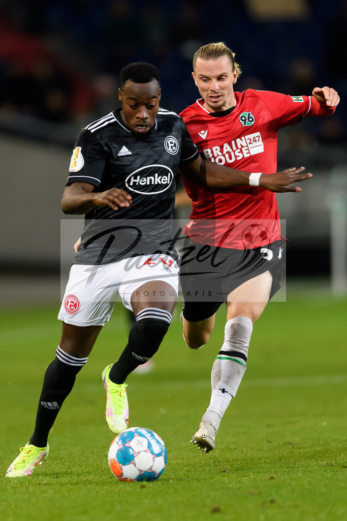 H96DUS20211027_038 | Fussball, Herren: Khaled Narey (Fortuna Duesseldorf) und Niklas Hult (Hannover 96) im Zweikampf bei dem Spiel der 2. Runde im DFB-Pokal zwischen Hannover 96 und Fortuna Duesseldorf in der HDI-Arena am 27.10.2021 in Hannover, Deutschland.DFB / DFL REGULATIONS PROHIBIT ANY USE OF PHOTOGRAPHS AS IMAGE SEQUENCES AND/OR QUASI-VIDEO. - Realisiert mit Pictrs.com
