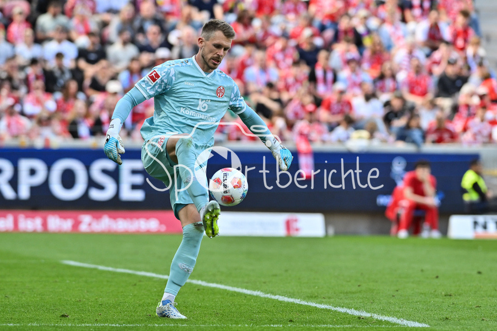 1. FSV Mainz 05 - FC Bayern München | MAINZ, GERMANY - 25. APRIL: am Ball  Daniel BATZ (1. FSV Mainz 05 33) Einzelfoto / Freisteller während dem Bundesligamatch zwischen dem 1. FSV Mainz 05 und dem FC Bayern München am 31. Spieltag in der MEWA Arena / DFL REGULATIONS PROHIBIT ANY USE OF PHOTOGRAPHS AS IMAGE SEQUENCES AND/OR QUASI-VIDEO