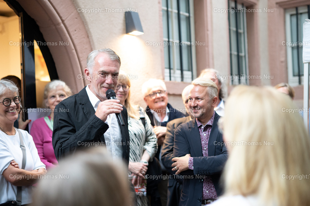 Neo-rauch-Ausstellung-museum-bensheim-art-2024055_Fotografie_Thomas_Neu | 6.7.2024, bbe, Museum Bensheim, Ausstellung Neo Rauch "im Papiergrund", hier im Dialog mit Museumsleiter Dr. Jan Christoph Breitwieser,, Bild: Thomas Neu