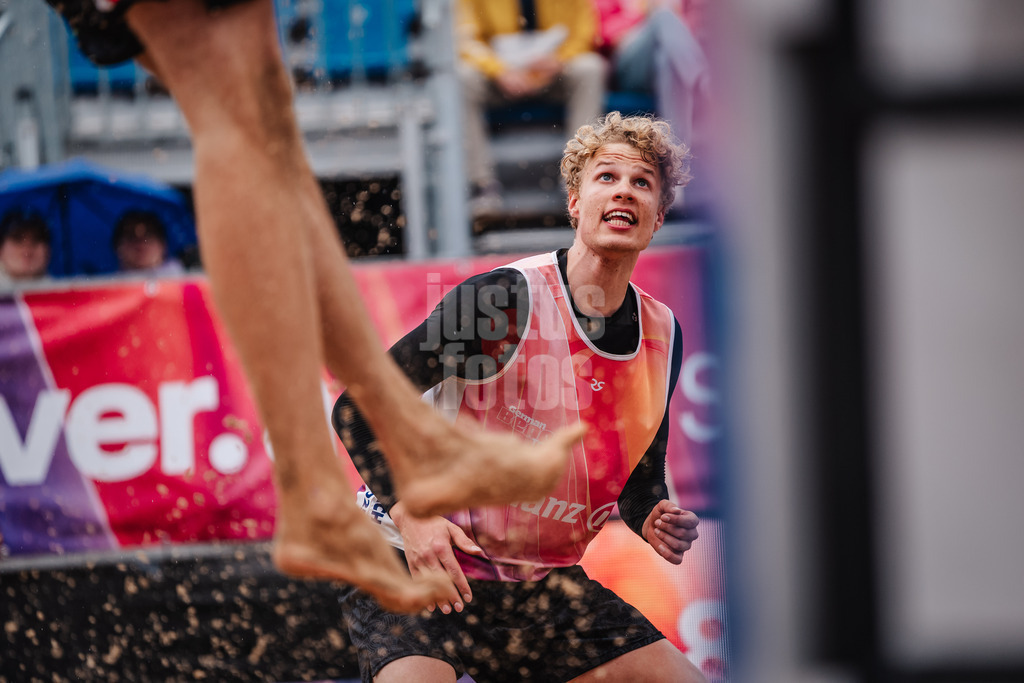 Beachvolleyball | Männer | Allianz German Beach Tour 2025 | Tourstop Hamburg | 29.05.2025 | Tamo Wüst schaut seinem Mitspieler beim Angriff zu