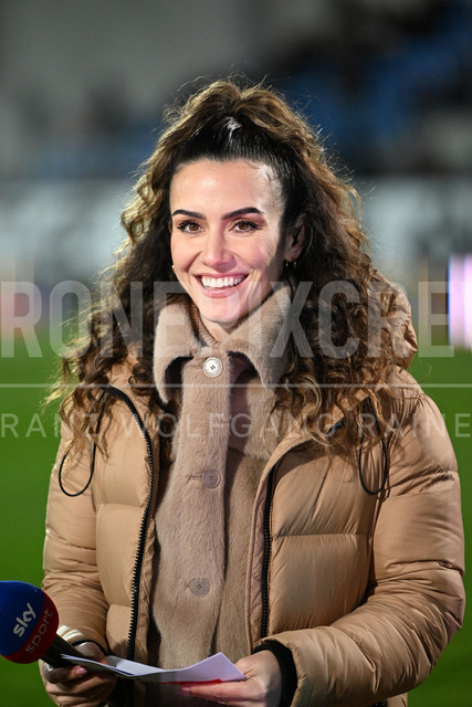 TSV Egger Glas Hartberg vs SV Oberbank Ried – Austrian Bundesliga Match | The image shows Sky Reporter Kimberly Budinsky, at the Bundesliga match TSV Hartberg vs SV Ried at Profertil Arena Hartberg. 22.11.2025