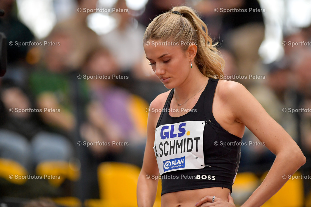 DM Halle 2026_Samstag-42 | 28.02.2026, xkaix, Leichtathletik Deutsche Meisterschaften Halle 2026,  v.l. Alica Schmidt (SCC Berlin) konzentriert vor dem Start - Realisiert mit Pictrs.com