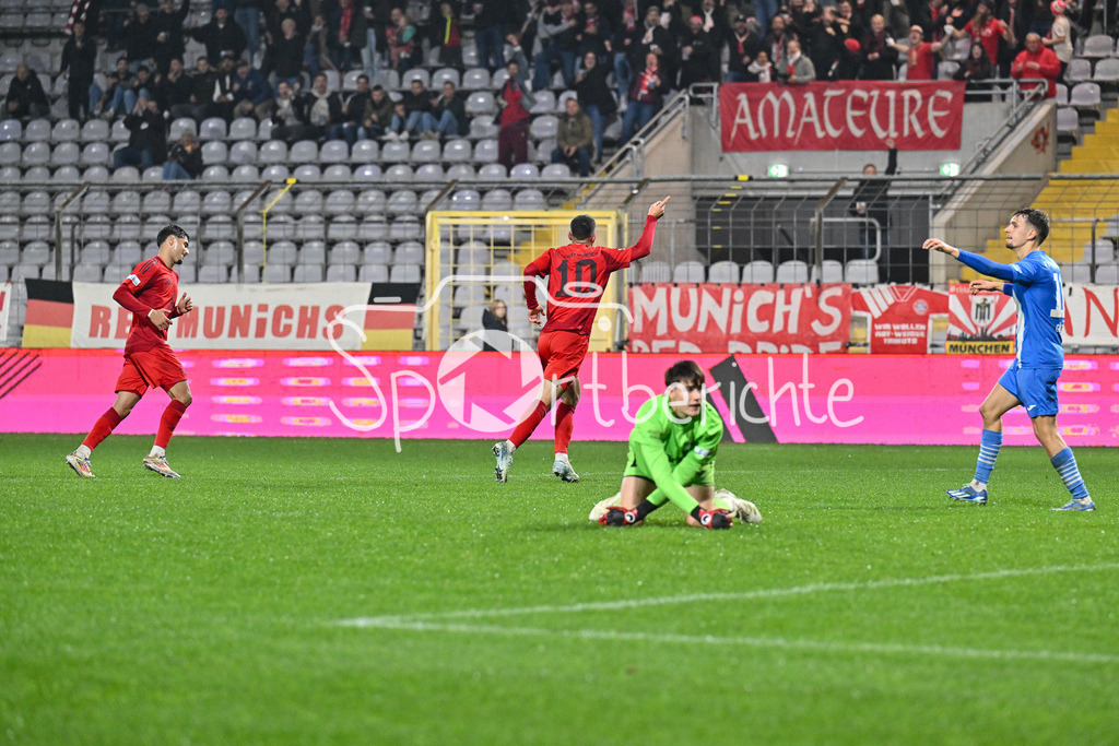 FC Bayern Amateure - FV Illertissen | Jubel der Hausherren nach dem Treffer zum 2-1 durch Arijon IBRAHIMOVIC (FC Bayern München II #10) / Freude / Happy / Tor / Torschuetze