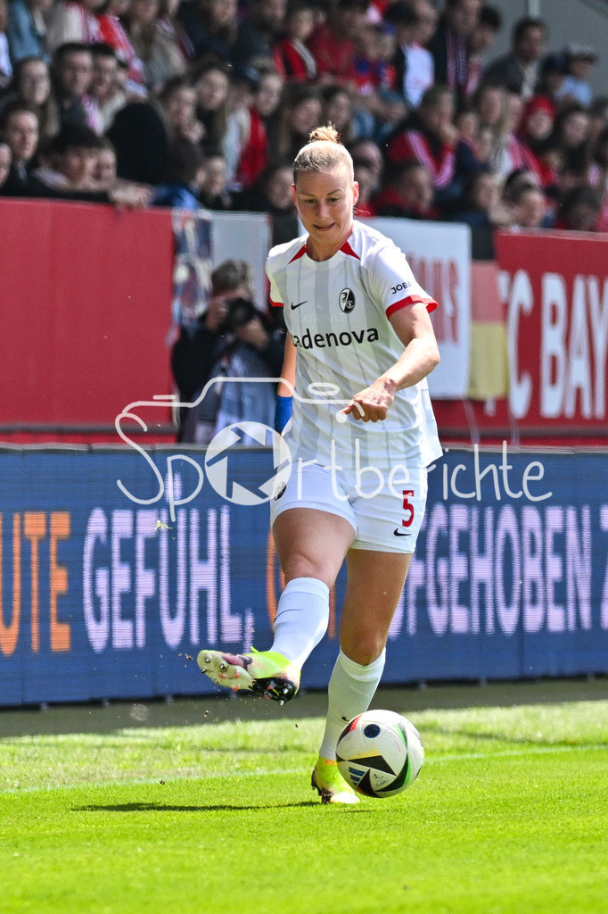 FC Bayern München - SC Freiburg | am ball Julia STIERLI (SC Freiburg Frauen 5) / Einzelfoto / Freisteller / Frauen Bundesliga: FC Bayern Muenchen - SC Freiburg, FC Bayern Campus am 27.04.2025