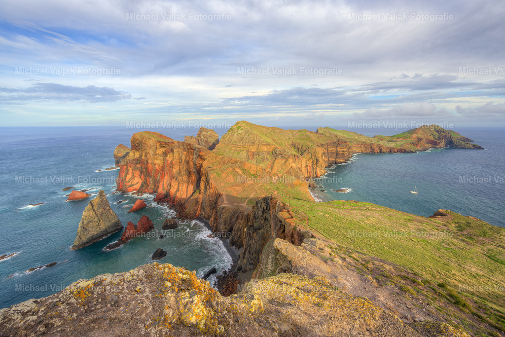Ponta de São Lourenço auf Madeira in der Abendsonne | Ponta de São Lourenço auf Madeira ist ein atemberaubender Ort, besonders in der Abendsonne. Die Halbinsel im Osten der Insel bietet spektakuläre Ausblicke auf das Meer und die umliegenden Klippen. Die Farben der Felsen und des Himmels verschmelzen zu einem wunderschönen Panorama, das perfekt für Fotografien und ruhige Momente ist. Die Wanderwege dort sind ebenfalls sehr beliebt und bieten eine großartige Möglichkeit, die natürliche Schönheit der Region zu erkunden. - Realisiert mit Pictrs.com