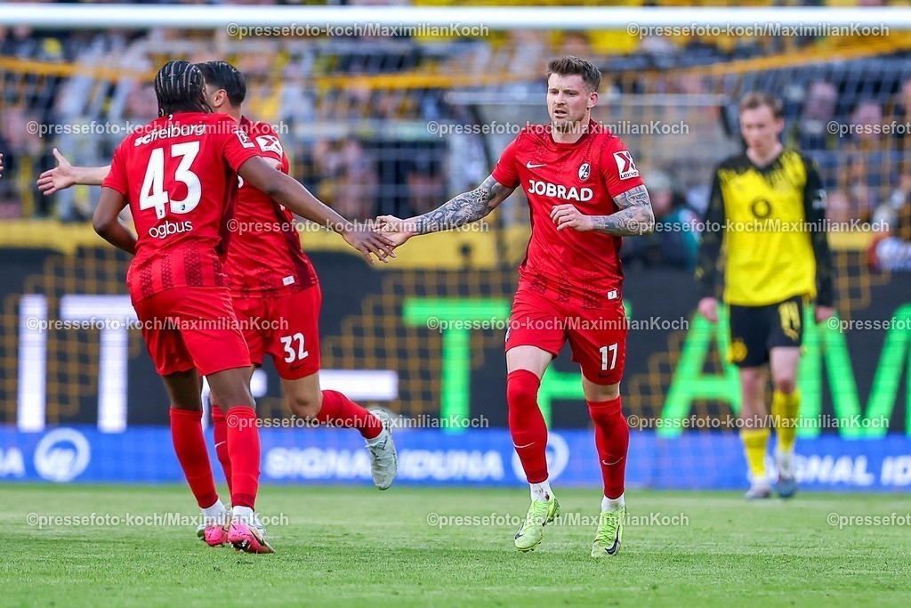 BVB26042601051 | 26.04.2026, Fußball, Borussia Dortmund - SC Freiburg, 1. Fußball Bundesliga, 31. Spieltag, Signal Iduna Park, Saison 2025 2026: Torjubel nach dem Abseitstor von Lukas Kübler&nbsp;(SC Freiburg #17) DFB regulations prohibit any use of photographs as image sequences and or quasi-video.
