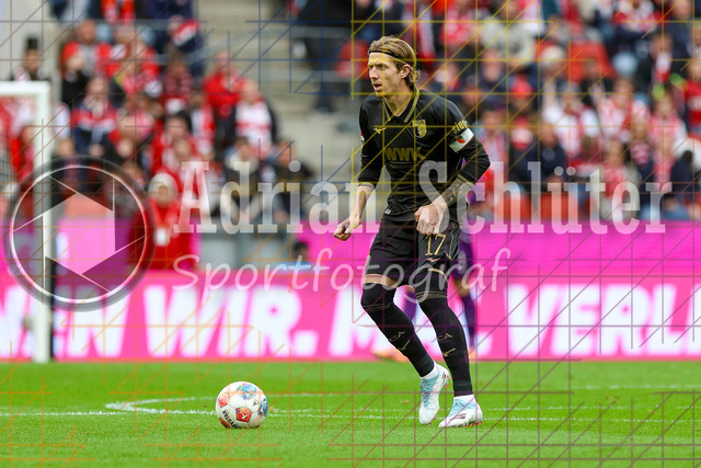 1. FC Köln vs FC Augsburg - 1. Bundesliga  | Köln, Deutschland, 18.10.25:   Kristijan Jakic (FC Augsburg) in Aktion am Ball, Einzelaktion waehrend des Spiels der 1. Bundesliga zwischen  1. FC Köln vs FC Augsburg im RheinEnergieStadion(Foto von Brauer-Fotoagentur / Adrian Schlueter)