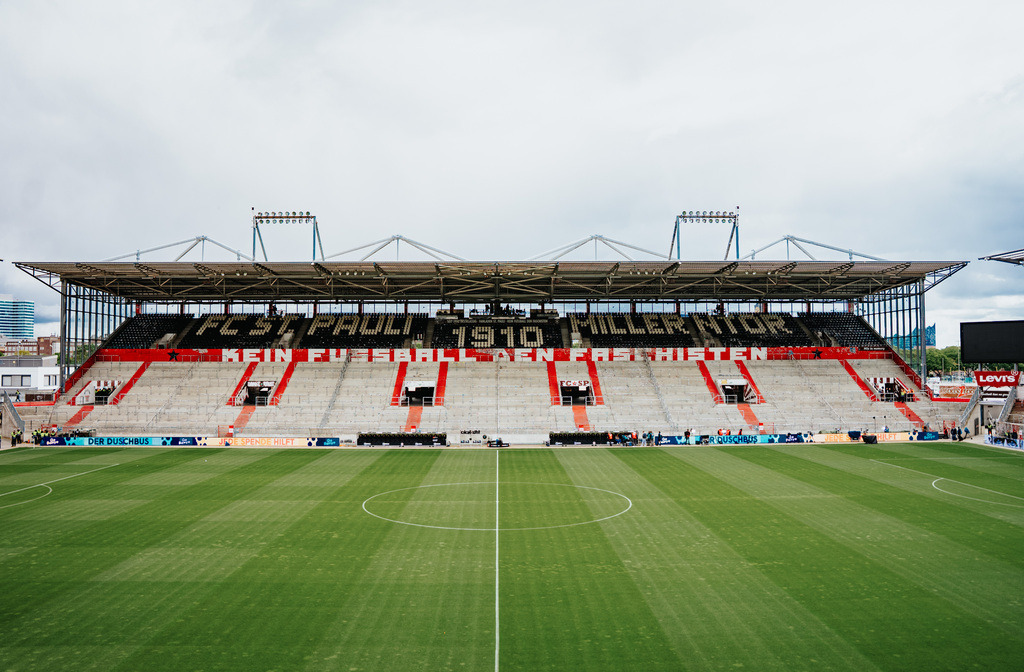 FCSP_YD-4104 | Der offizielle Shop für FC St. Pauli Fotos. Wähle aus Spielszenen & Fanmomenten dein FCSP Wunschformat. Wir liefern Millerntor-Atmosphäre.