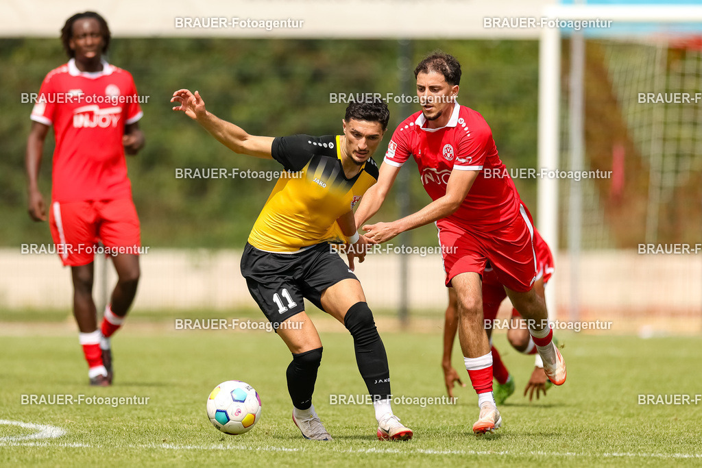 1_SVSKFC_20250726_0365.JPG -  - SV Schermbeck - KFC Uerdingen  - Testspiel | Schermbeck, Deutschland, 26.07.25: Batuhan Özden (KFC Uerdingen) und Bilal Akhal (SV Schermbeck) im Kampf um den Ball  während des Testspiel Spiels zwischen SV Schermbeck - KFC Uerdingen  in der Volksbank Arena am 26. July 2025 in Schermbeck, Deutschland. (Foto von Stefan Brauer/Brauer-Fotoagentur)