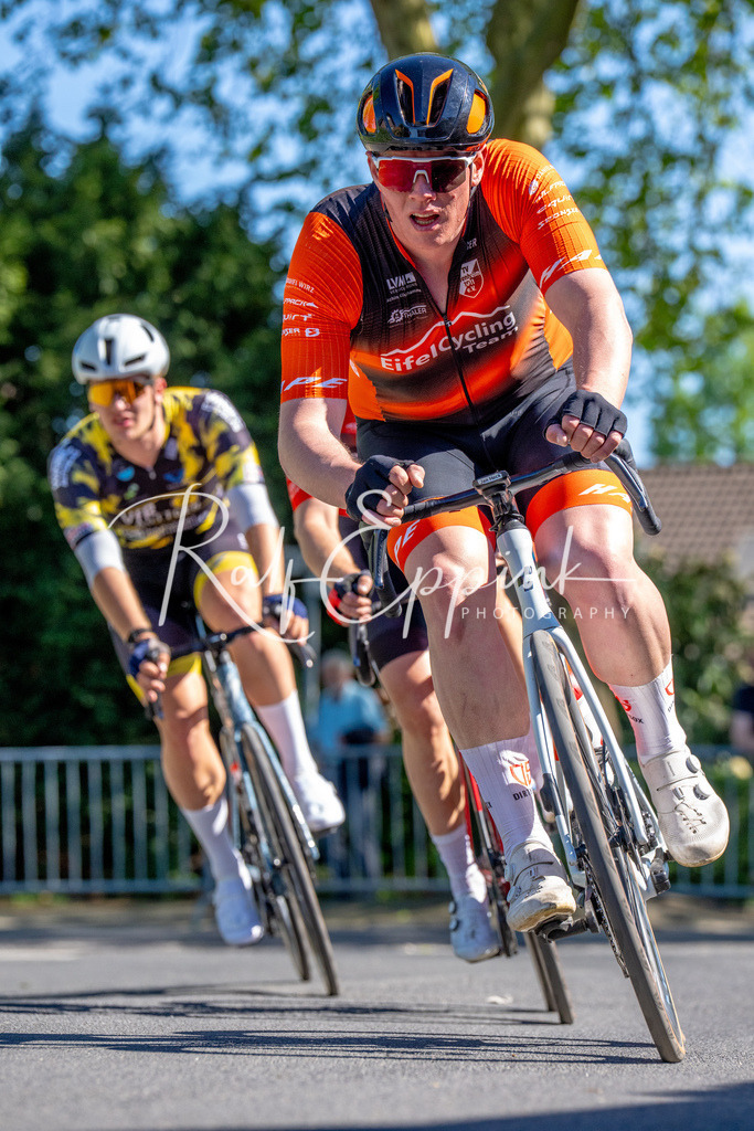 Spurt in den Mai 2026 - Großer Preis der Sparkasse Neuss | Annual one-day road cycling race "Großer Preis der Sparkasse Neuss" held in Büttgen, Germany, organized by VfR Büttgen 1912 e.V. The event features multiple races across all age categories from U11 youth to Elite men. - Realisiert mit Pictrs.com