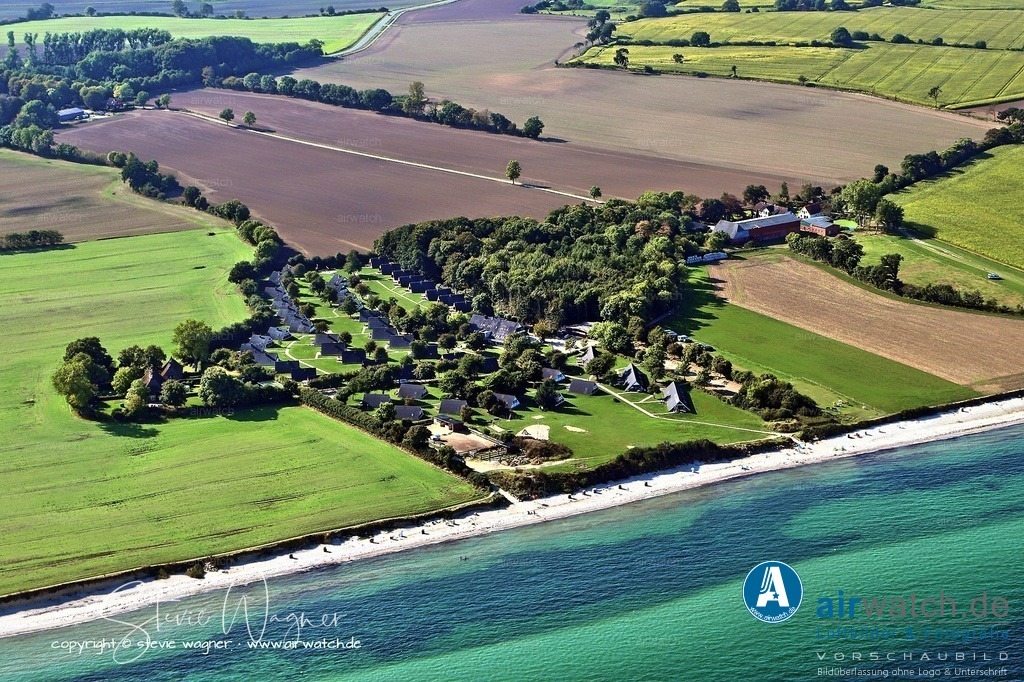 Geltinger Birk Luftbild - Das Familienferiendorf Golsmaas liegt direkt an der Ostsee | Das Familienferiendorf Golsmaas liegt direkt an der Ostsee in ruhiger Lage, nur wenige Gehminuten vom Sandstrand entfernt, und bietet seit über 60 Jahren familienfreundlichen Urlaub inmitten der Natur. Es überzeugt mit einem einfachen, entspannten Konzept ohne viel Trubel, das Platz für Erholung, gemeinsames Spielen und Entdecken schafft.