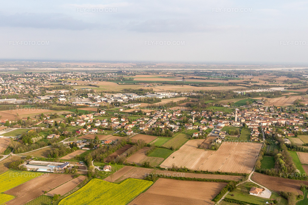 Aerial view: View of the town in Tauriano in the state Friuli Venezia Giulia, Italy. – Photo: IMG_098784.jpg taken on 04/07/2017 by Werner Riehm/FLY-FOTO.com – Resolution of the original: 4898 x 3265 px
