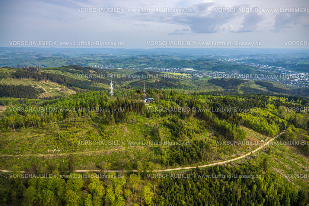 Kreuztal240502470Grubenfeld-Littfeld-Kindelsberg | Luftbild, Kindelsbergturm und Neuer Sendeturm Sendemasten, Waldgebiet mit Waldschäden, Grubenfeld Grubengelände Littfeld Kindelsberg, Fernsicht Hügel und Täler, Littfeld, Kreuztal, Nordrhein-Westfalen, Deutschland