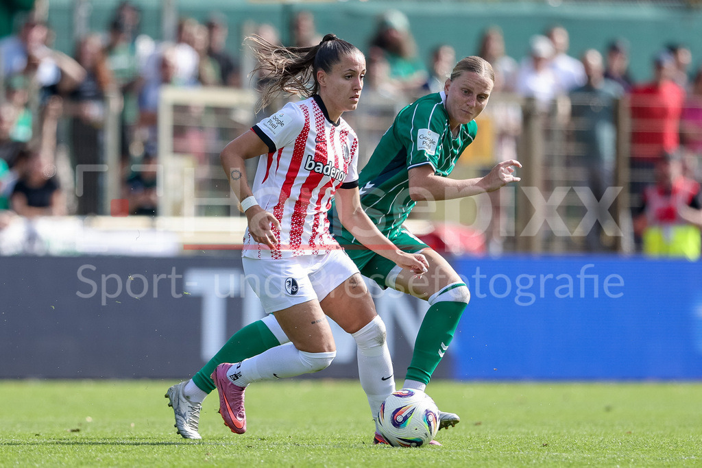 Fussball, Google Pixel Frauen-Bundesliga, SV Werder Bremen - SC Freiburg | v.li.: Selina Vobian (SC Freiburg, 10) und Lina Hausicke (SV Werder Bremen, 18) im Zweikampf, Duell, Dynamik, Aktion, Action, Spielszene, DIE DFB-RICHTLINIEN UNTERSAGEN JEGLICHE NUTZUNG VON FOTOS ALS SEQUENZBILDER UND/ODER VIDEOÄHNLICHE FOTOSTRECKEN. DFB REGULATIONS PROHIBIT ANY USE OF PHOTOGRAPHS AS IMAGE SEQUENCES AND/OR QUASI-VIDEO.
