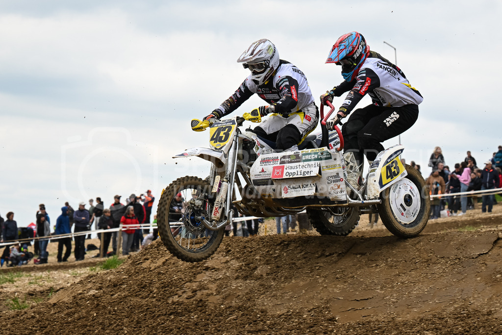 Motocross Schlatt bei Winterthur - 30. April 2023 | #43 Gloor Ronny / Lenherr Andreas aus Menziken (CH) auf KTM in der Kategorie Seitenwagen am Motocross Schlatt bei Winterthur, 30. April 2023. 
Instagram: @mx_schlatt | @mc_wila | @sam_schweiz
Bild: Sportfotografie Markus Aeschimann | www.markus-aeschimann.ch - Realisiert mit Pictrs.com
