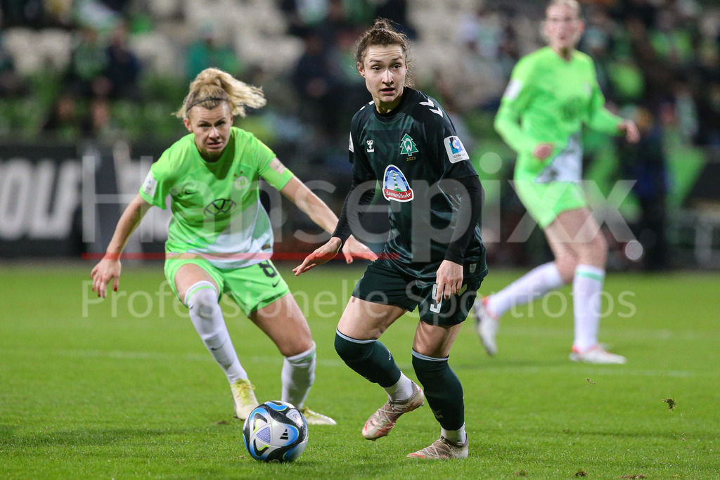 Fussball, Google Pixel Frauen-Bundesliga, VfL Wolfsburg - SV Werder Bremen | v.li.: Lena Lattwein (VfL Wolfsburg, 8) und Sophie Weidauer (SV Werder Bremen, 9) am Ball, Einzelbild, Ganzkörper, Aktion, Action, Spielszene, DIE DFB-RICHTLINIEN UNTERSAGEN JEGLICHE NUTZUNG VON FOTOS ALS SEQUENZBILDER UND/ODER VIDEOÄHNLICHE FOTOSTRECKEN. DFB REGULATIONS PROHIBIT ANY USE OF PHOTOGRAPHS AS IMAGE SEQUENCES AND/OR QUASI-VIDEO.