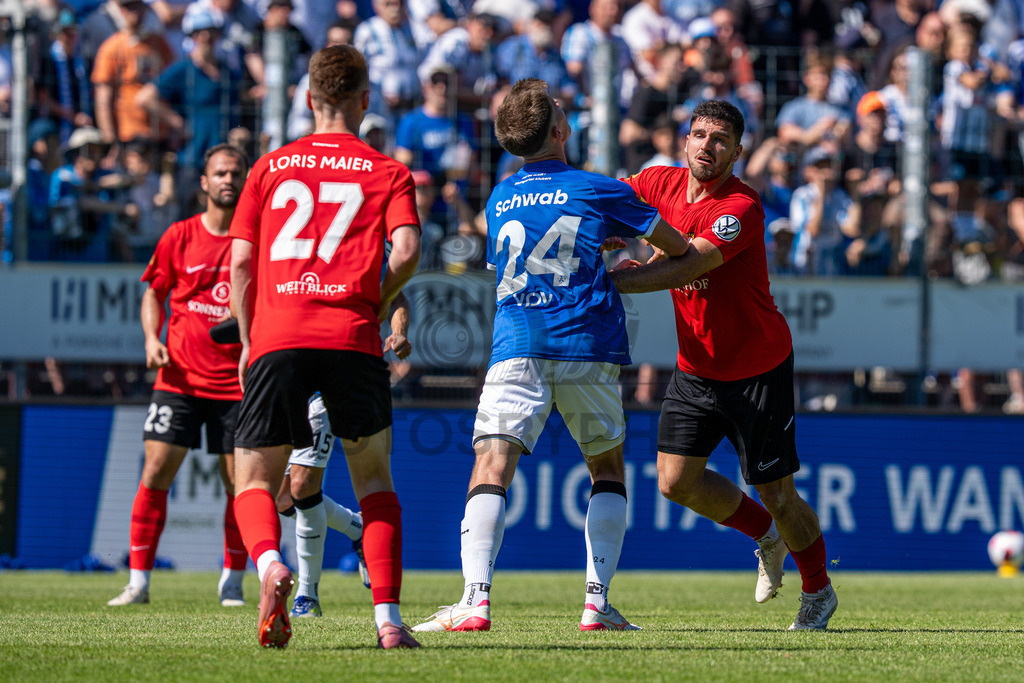 Stuttgarter Kickers vs. SG Sonnenhof Großaspach, Fussball, WFV-Pokal, Finale, 23.05.2026 | Michael Kleinschrodt (SG Sonnenhof Großaspach, #11) gegen Vincent Schwab (Stuttgarter Kickers, #24),Stuttgarter Kickers vs. SG Sonnenhof Großaspach, Fussball, WFV-Pokal, Finale, 23.05.2026