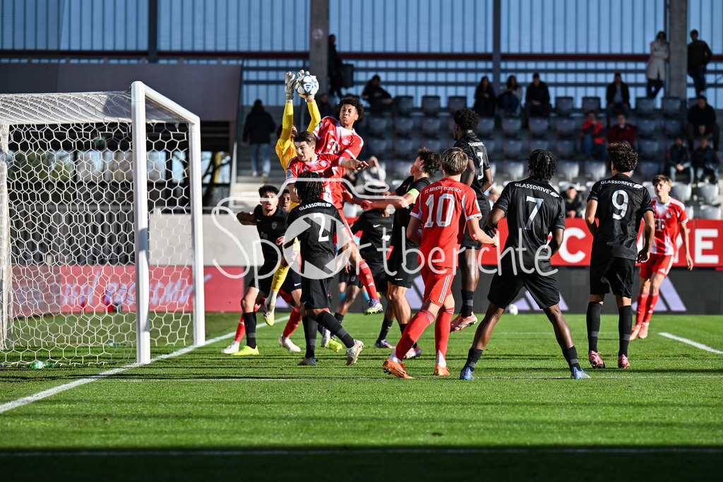 FC Bayern München U19 - Sporting Lissabon U19 | MUNICH, GERMANY - 09. DECEMBER: Miguel GOUVEIA (Sporting CP U19 1) fängt eine Ecke der Bayern ab während dem Match zwischen der U19 des FC Bayern München und der U19 von Sporting Lissabon am 6. Spieltag der UEFA Youth League Ligaphase am FC Bayern Campus