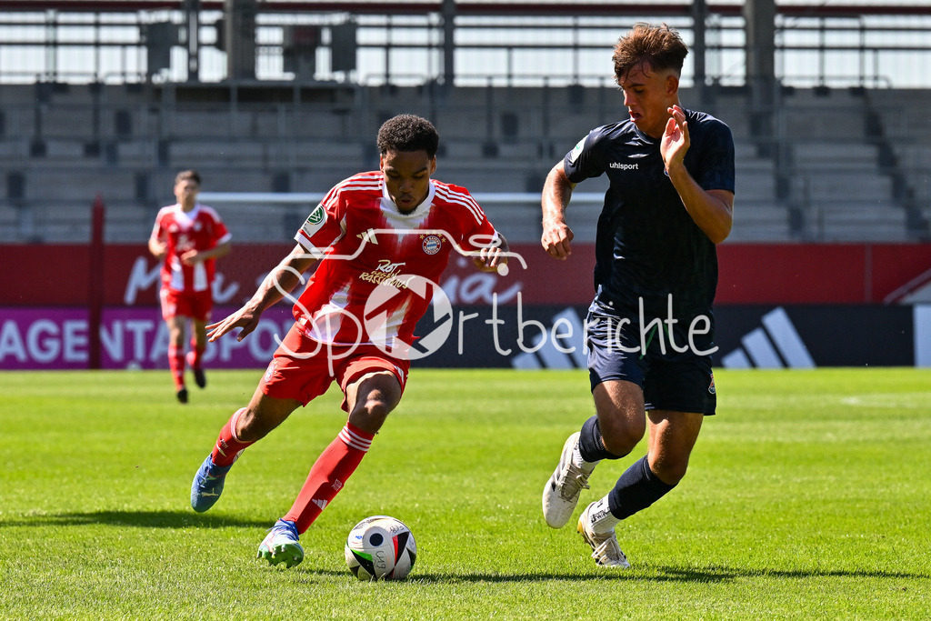 FC Bayern München U19 - SpVgg Unterhaching U19 | im Duell Chivano WIJKS (FCB #2) und Luis HASENSTAB (Haching 4) / Zweikampf / U19 DFB-Nachwuchsliga: FC Bayern München U19 - SpVgg Unterhaching U19; FC Bayern Campus am 10.08.2025