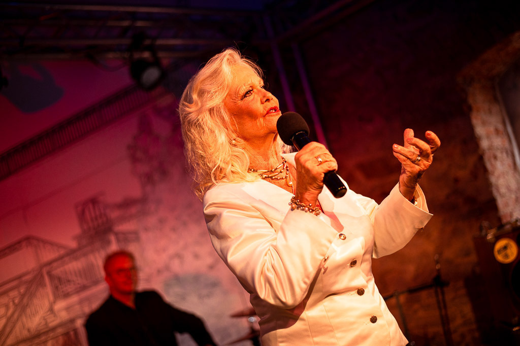 Konzert Dorit Gäbler | Dorit Gäbler im Forte Belvedere Leisnig zum Festival Hallo Leisnig 2022. - Realisiert mit Pictrs.com