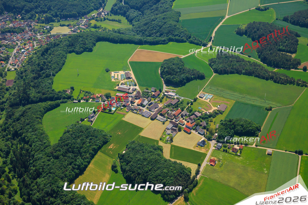 Die Luftaufnahme Reuth - Kasendorf wurde vom UL-Flugzeug (keine Drohne) aus fotografiert.Hohe Druck- Auflösung-die Geschenkidee!