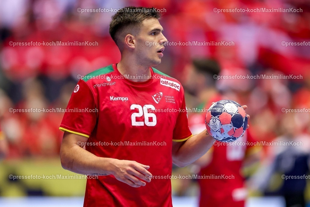 EHF16012601049 | 16.01.2026, Handball, Men's EHF EURO 2026, Portugal - Rumänien, Jyske Bank Boxen in Herning, Dänemark, Preliminary Round:  Francisco Mota Costa (Portugal #26) 