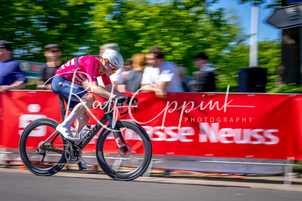 Spurt in den Mai 2026 - Großer Preis der Sparkasse Neuss | Annual one-day road cycling race "Großer Preis der Sparkasse Neuss" held in Büttgen, Germany, organized by VfR Büttgen 1912 e.V. The event features multiple races across all age categories from U11 youth to Elite men. - Realisiert mit Pictrs.com