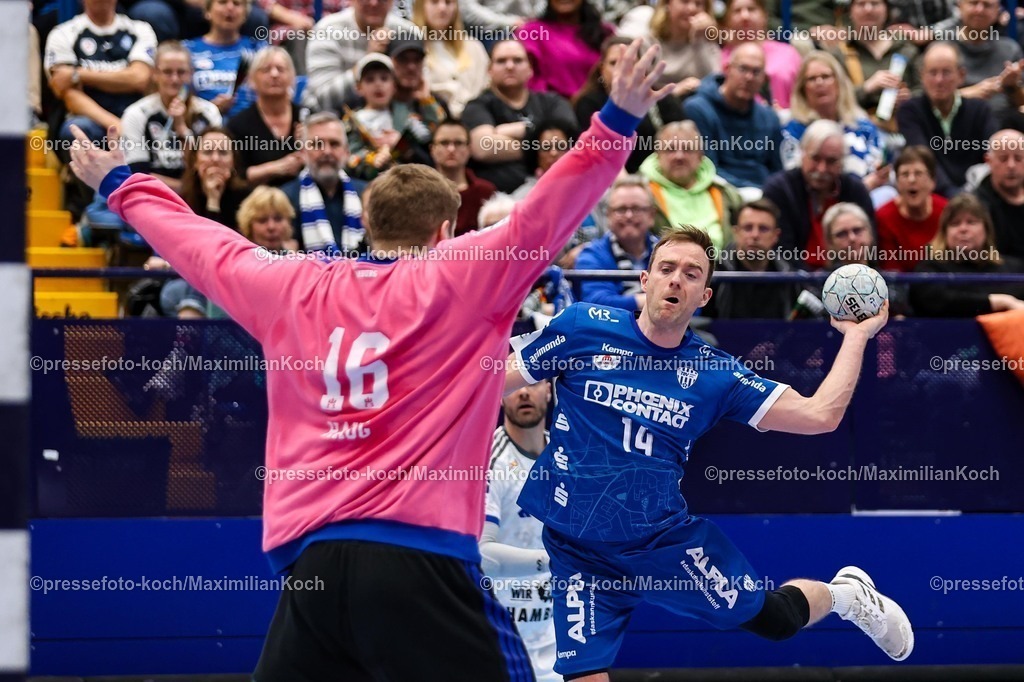 xKWIx26022601018 | 26.02.2026, xKWIx, Handball, DAIKIN Handball-Bundesliga, TBV Lemgo Lippe - Handball Sport Verein Hamburg, PHOENIX CONTACT Arena: Bobby Schagen (TBV Lemgo Lippe #14) beim Wurf gegen Robin Haug (Handball Sport Verein Hamburg #16) Photo: xKamilxWilkowskixPressefotoKochx