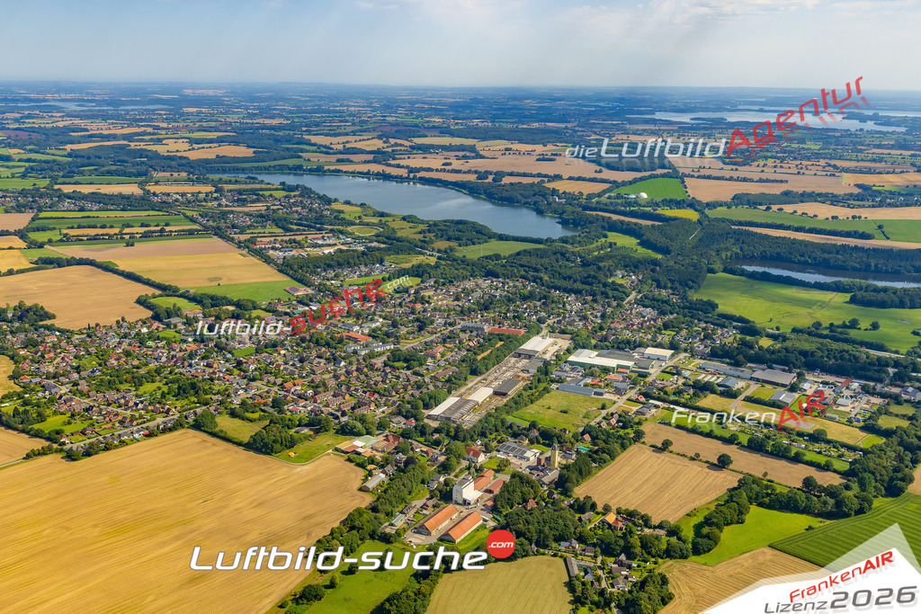 Luftbild der Stadt Wankendorf - Das Luftbild wurde 2025 vom UL-Flugzeug heraus erstellt ( keine Drohnenaufnahme ) - Hochauflösende Luftaufnahme - für Wandbilder und großformatige Ausdrucke geeignet. Das besondere Geschenk!Hier alle&nbsp;Infos zur Lizenzierung der LuftaufnahmeWir fliegen auch dieses Jahr wieder in Ihre Region um Luftbilder zu erstellen.- Luftbild anfragen