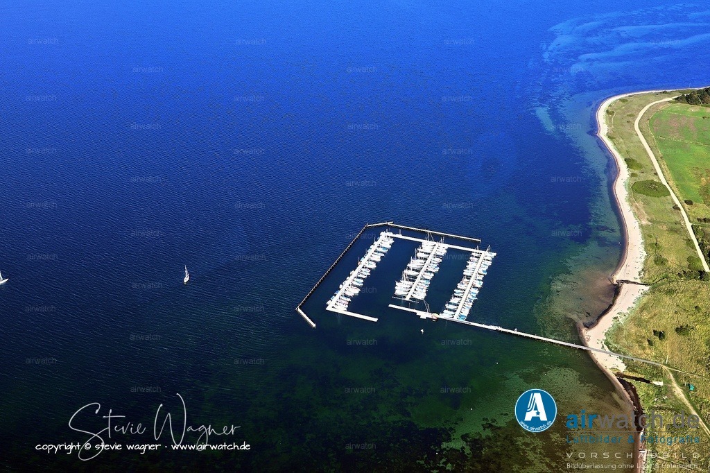 Luftbild Yachthafen Bockholmwik - Der Hafen liegt in einer landschaftlich reizvollen Lage | Bockholmwik - 24960 Munkbrarup - 54° 49,900′ N - 009° 36,800′ O - Der Hafen liegt in einer landschaftlich reizvollen Lage, direkt am Naturstrand von Bockholmwik, der Teil des Naturschutzgebiets „Höftland Bockholmwik und angrenzende Steilküsten“ ist, das 381 Hektar umfasst und vor allem für seine naturnahen Küstenökosysteme wie Seegraswiesen und Sandbänke von Bedeutung ist.