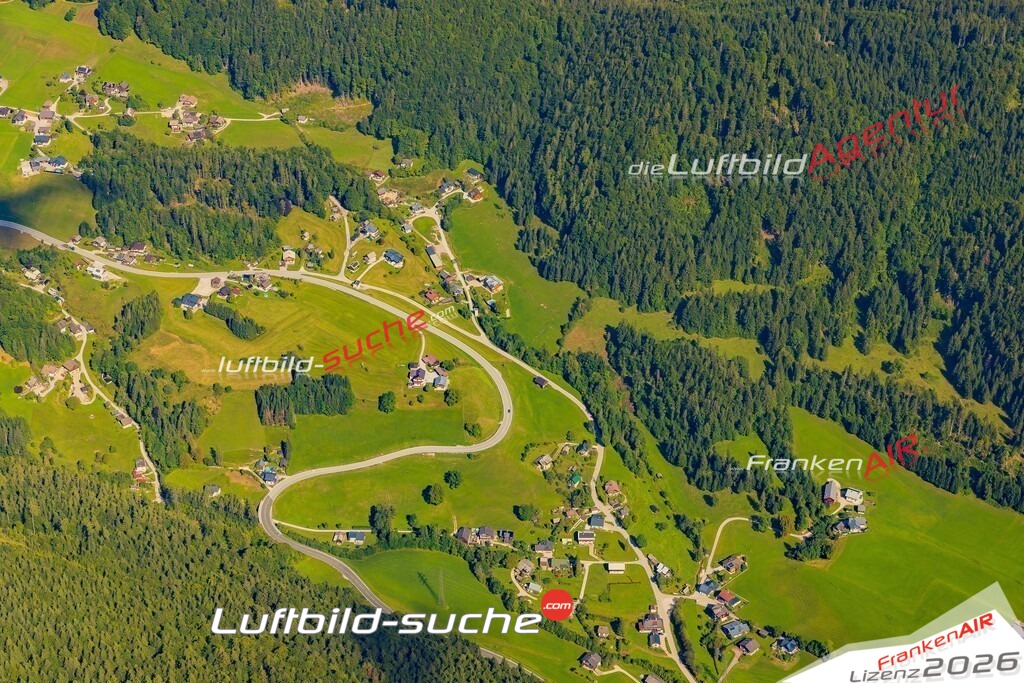 Klassische Luftaufnahme ohne Drohne zeigt:Lupitsch bei Altaussee - Die Luftbildaufnahme wurde 2025 vom UL-Flugzeug heraus erstellt ( keine Drohne ) - Hochauflösende Luftaufnahme -Nicht vergleichbar mit Google Maps oder Satelittenbilder- Die Geschenkidee !Mit Lizenz und Bildrechte bestellbar