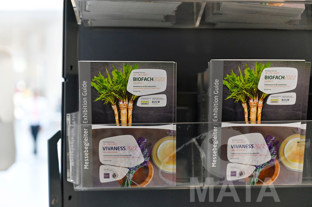 _DW03364 | Das Herz der internationalen Bio-Branche schlug vom 26.–29.07.2022 für vier Tage in Nürnberg. Die BIOFACH, Weltleitmesse für Bio-Lebensmittel, und die VIVANESS, Internationale Fachmesse für Naturkosmetik, meldet sich mit der einmaligen „Summer Edition“ zurück. Groß war die Wiedersehensfreude der über 24.000 Fachbesucher aus 137 Ländern. Im Fokus: Der persönliche Austausch, Networking und vertiefte Gespräche zu den Themen der Zeit. Aber auch: Neuheiten und Trends entdecken und eintauchen mit allen Sinnen in die Produktvielfalt der 2.276 Aussteller aus 94 Ländern. Nürnberg, 29.07.2022 - Realisiert mit Pictrs.com