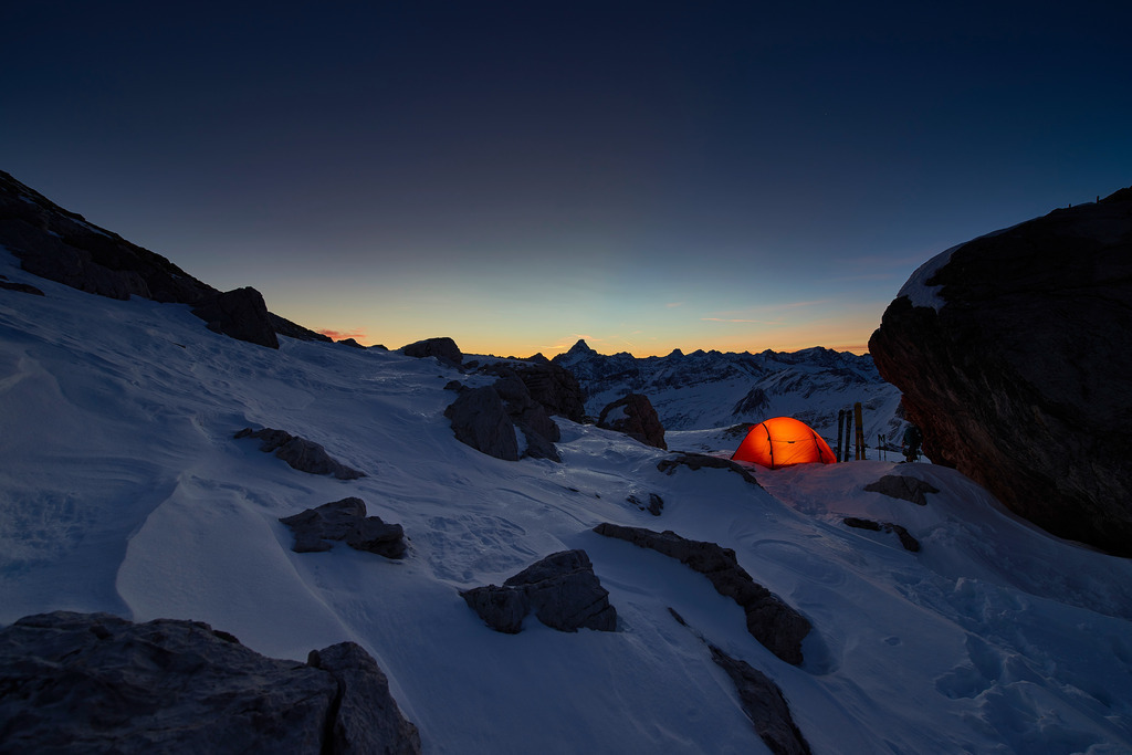 CS-151213-0407-1 | Biwak am Koblat Plateau zum Sonnenaufgang mit Blick auf den Hochvogel