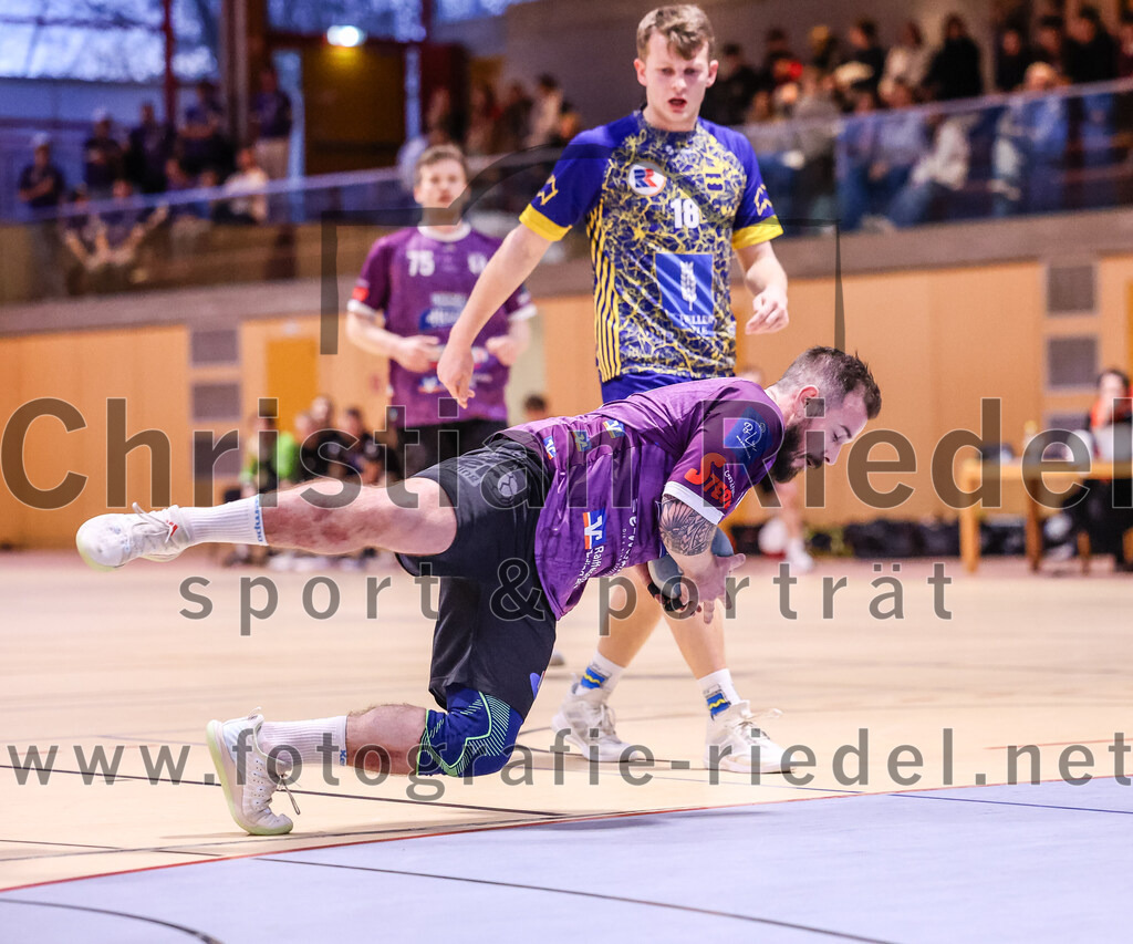 2024-12-14_038_SpVgg_Altenerding_gegen_MTV_Pfaffenhofen | Erding, Deutschland, 14.12.2024:Handball, Bezirksoberliga Männer 2024 / 2025, 10. Spieltag, SpVgg Altenerding gegen MTV Pfaffenhofen, Endergebnis: 32:30Sebastian Forster (SpVgg Altenerding, #13), Florian Ostler (MTV Pfaffenhofen, #18)Foto: Christian Riedel / fotografie-riedel.net