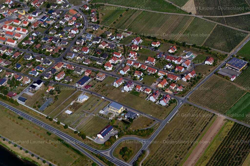 3650338 | SOMMERHAUSEN 31.08.2016 Landwirtschaftliche Nutzflächen und Feldgrenzen  umsäumen das Siedlungsgebiet des Dorfes in Sommerhausen im Bundesland Bayern, Deutschland // Agricultural land and field boundaries surround the settlement area of the village  in Sommerhausen in the state Bavaria, Germany Foto: Gerhard Launer