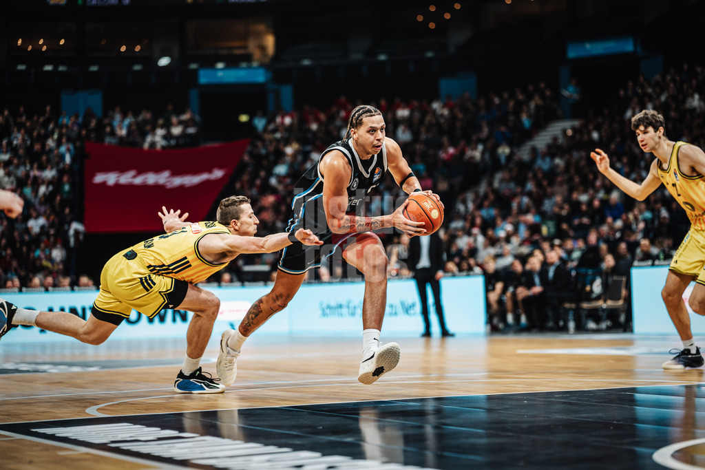 Basketball | Männer | Saison 2025/2026 | easyCredit Basketball Bundesliga | Veolia Towers Hamburg vs. ALBA BERLIN | 14.12.2025 | v.l. Justin Bean (#34, ALBA Berlin) kann Zacharie Perrin (#52, Veolia Towers Hamburg) nicht stoppen