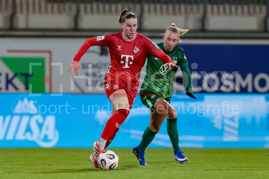 Fussball, Google Pixel Frauen-Bundesliga, VfL Wolfsburg - 1. FC Köln | v.li.: Adriana Achcinska (1. FC Köln, 9) und Ella Peddemors (VfL Wolfsburg, 5) im Zweikampf, Duell, Dynamik, Aktion, Action, Spielszene, DIE DFB-RICHTLINIEN UNTERSAGEN JEGLICHE NUTZUNG VON FOTOS ALS SEQUENZBILDER UND/ODER VIDEOÄHNLICHE FOTOSTRECKEN. DFB REGULATIONS PROHIBIT ANY USE OF PHOTOGRAPHS AS IMAGE SEQUENCES AND/OR QUASI-VIDEO.
